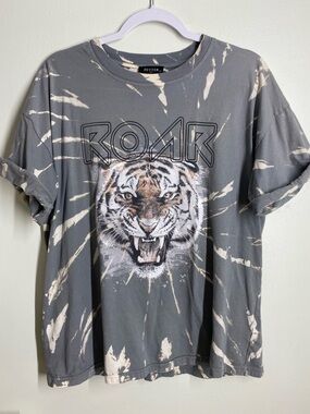 Zutter Women's Gray 'Roar' Tiger Graphic Short Sleeve Tee